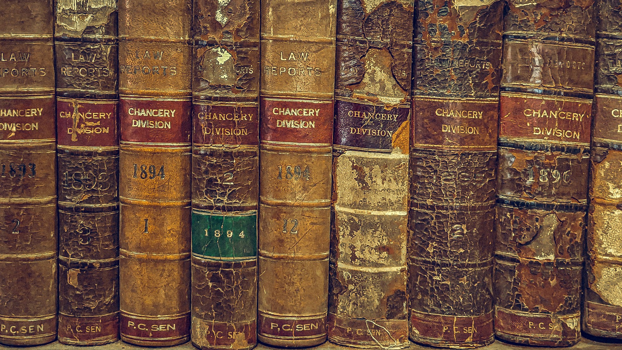 Estante de livros jurídicos antigos usados em pesquisa técnica