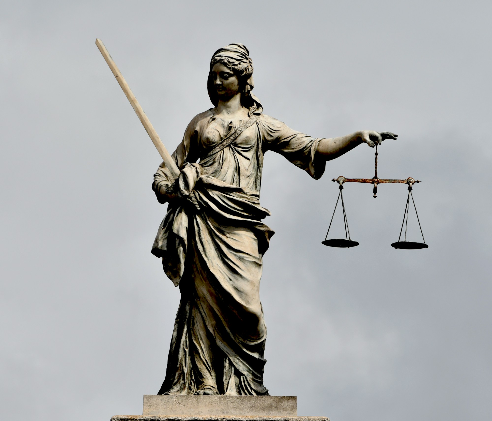 Estátua da deusa da Justiça segurando a balança, símbolo do direito